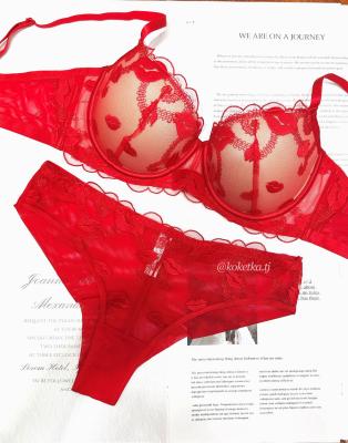 Бюстгальтер с трусиками (пуш-ап)