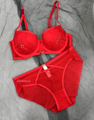 Бюстгальтер с трусиками (пуш-ап)