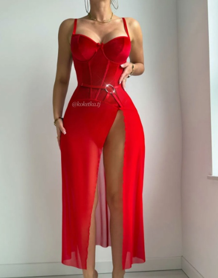 Соблазнительная сорочка с глубоким разрезом