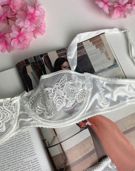 Бюстгалтер с трусиками стринг