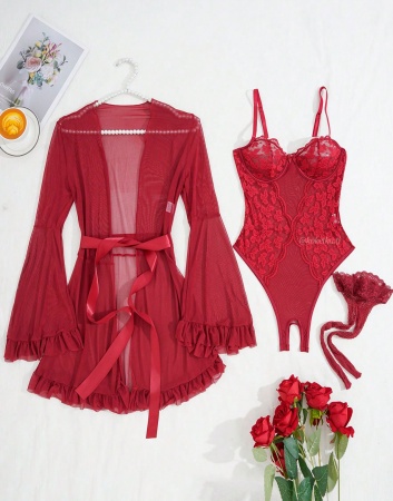 Соблазнительный комплект боди с халатом
