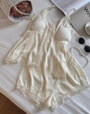 Нежный комплект из атласа