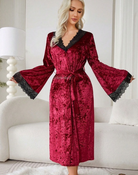 Велюровый халат с кружевом