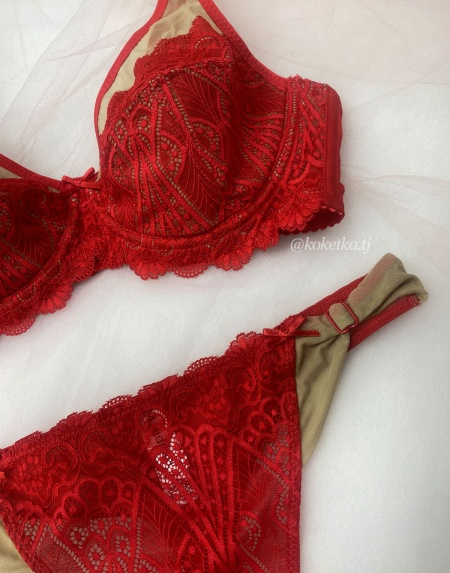 Бюстгальтер с трусиками стринг