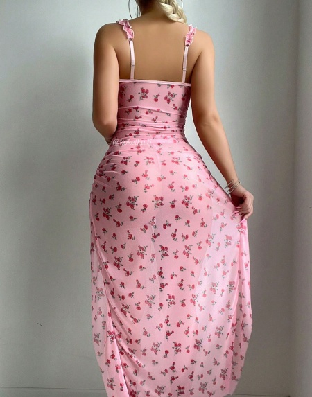 Нежная сорочка с глубокими разрезами