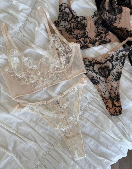 Бюстгальтер с трусиками стринг