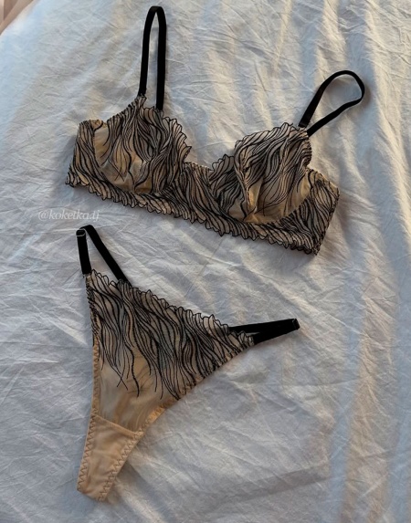 Бюстгальтер с трусиками стринг