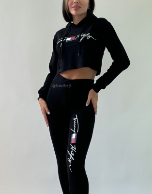 Спортивный топ и лонгслив с капюшоном