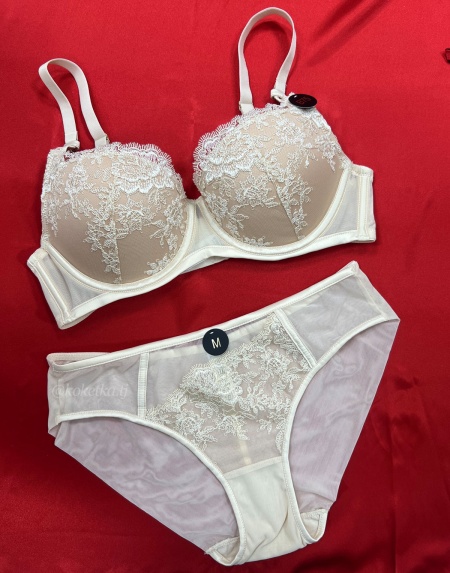 Бюстгальтер с трусиками (пуш-ап)