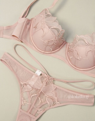 Бюстгальтер с трусиками стринг