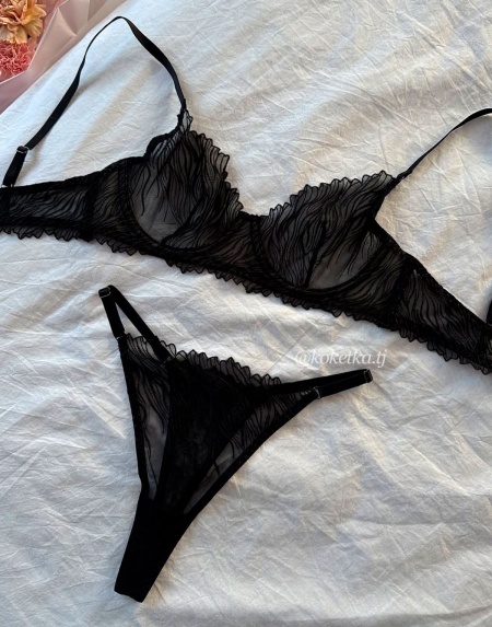 Бюстгальтер с трусиками стринг