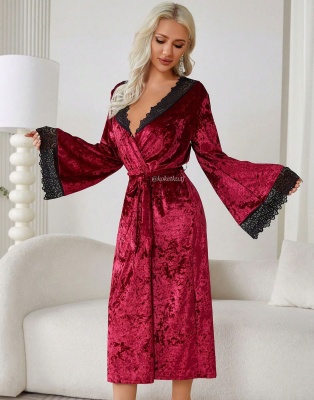 Велюровый халат с кружевом