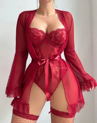 Соблазнительный комплект боди с халатом