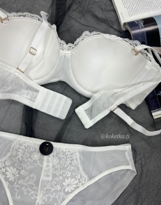 Бюстгальтер с трусиками слип