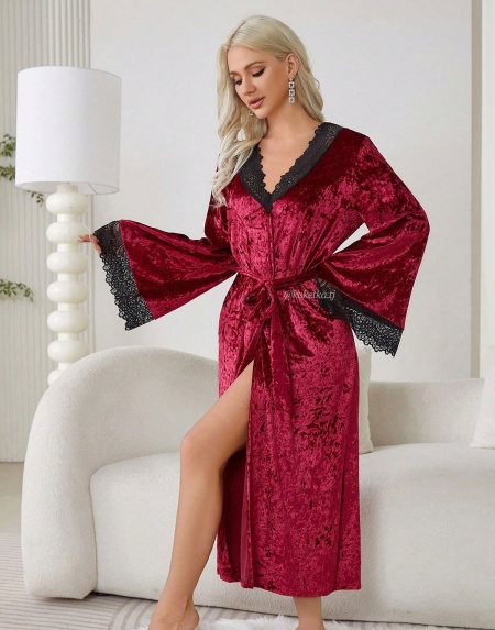Велюровый халат с кружевом