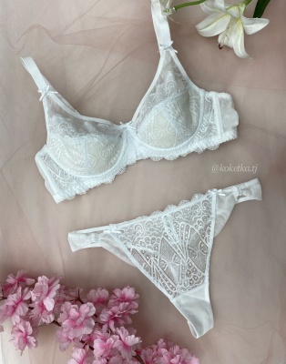 Бюстгальтер с трусиками стринг