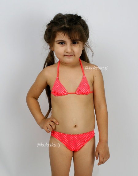 Яркий детский купальник в горошек