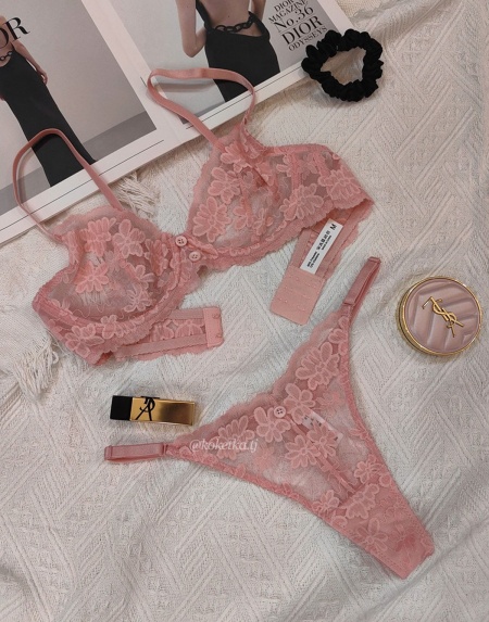 Бюстгальтер с трусиками стринг