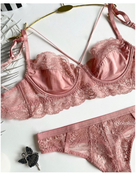 Бюстгальтер с трусиками стринги 