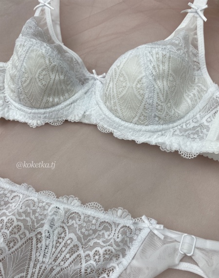 Бюстгальтер с трусиками стринг