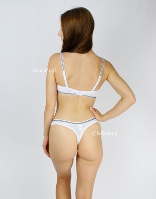 Бюстгальтер с трусиками — стринги