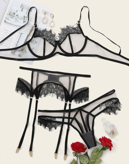 Пикантный комплект с поясом