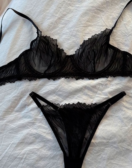 Бюстгальтер с трусиками стринг