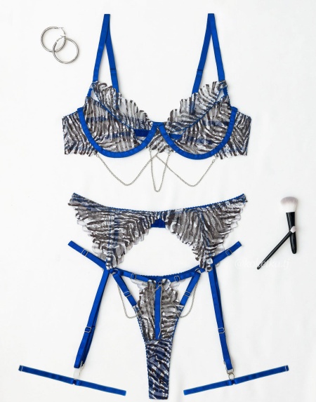 Изящный гипюровый комплект с поясом