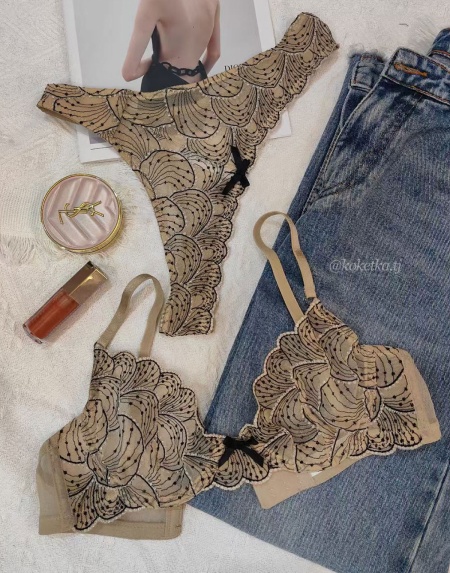 Бюстгальтер с трусиками стринг