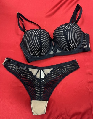 Бюстгальтер с трусиками (пуш-ап)