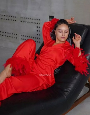 Рубашка и штаны с перьями