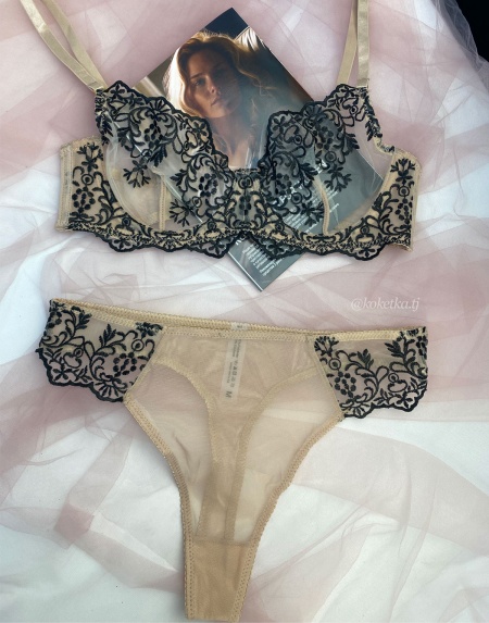 Бюстгальтер с трусиками стринг
