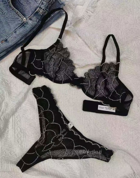 Бюстгальтер с трусиками стринг