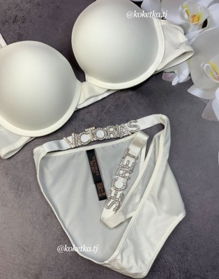 Бюстгальтер с трусами под Victoria’s Secret