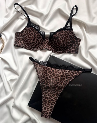 Бюстгальтер с трусиками стринг