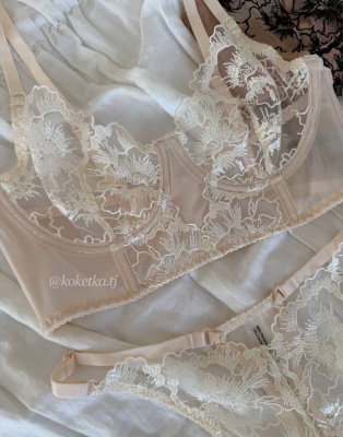 Бюстгальтер с трусиками стринг