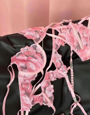 Кружевной бюстгальтер с трусиками и поясом