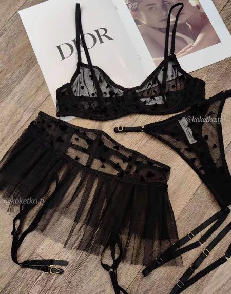 Нежный комплект белья с сердечками 