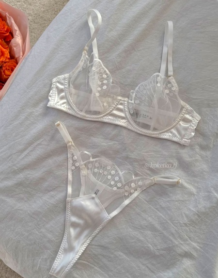 Бюстгальтер с трусиками стринг