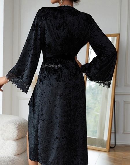 Велюровый халат с кружевом