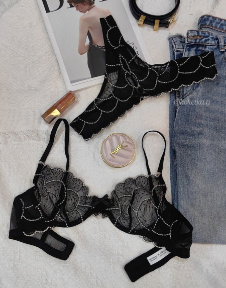 Бюстгальтер с трусиками стринг