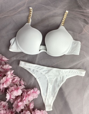 Бюстгальтер с трусиками стринг