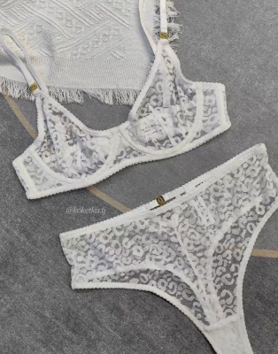 Бюстгальтер с трусиками стринг