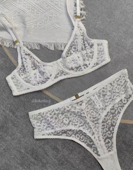 Бюстгальтер с трусиками стринг